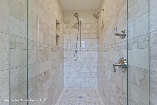 bathroom featuring a tile shower