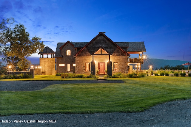 view of front of property featuring a yard