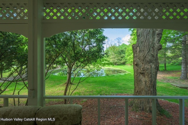 view of grassy yard featuring a water view