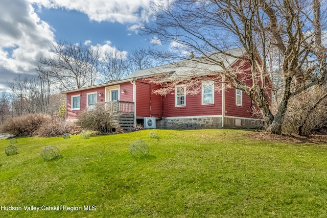 manufactured / mobile home featuring a front lawn