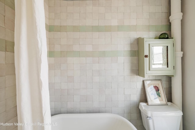 225 Robinson St, Hudson, NY 12534 - bathroom featuring a bathtub and tile walls
