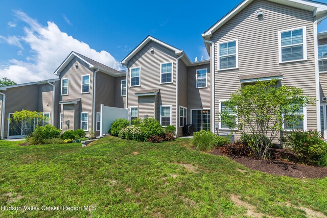 208 Hudson View Ter, Hyde Park, NY 12538 - view of front facade featuring a front yard