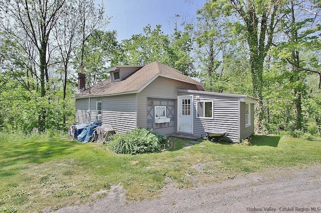 view of front of house with a front lawn