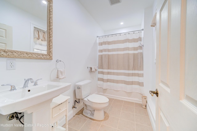 bathroom featuring recessed lighting, toilet, a sink, tile patterned floors, and baseboards