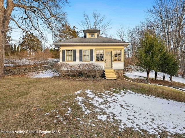 view of front of property with a lawn