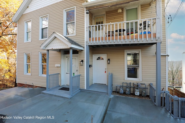 view of front of home featuring a balcony