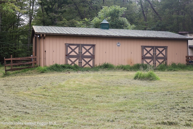 view of outdoor structure with an outdoor structure and fence