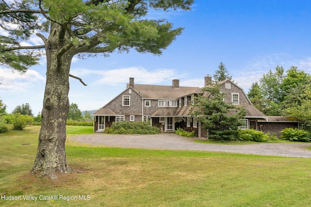 view of front of property featuring a front lawn