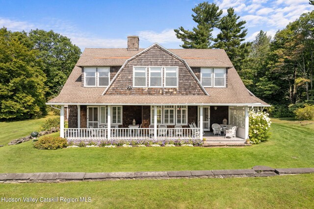 view of front of home with a patio and a front yard