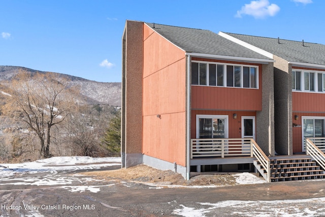 view of front of property featuring a mountain view