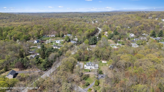 birds eye view of property featuring a forest view