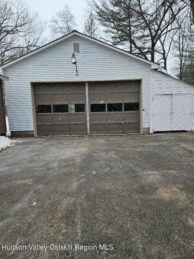 view of detached garage