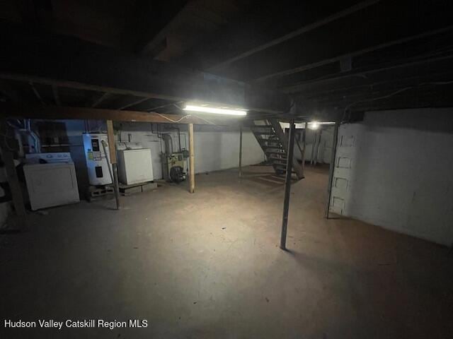 basement with washer / dryer and water heater