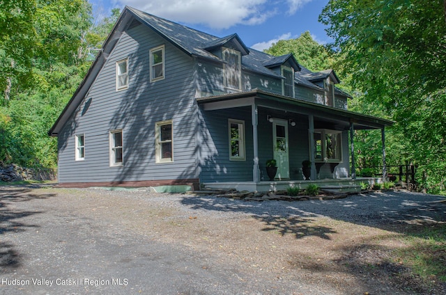 view of front of property featuring covered porch