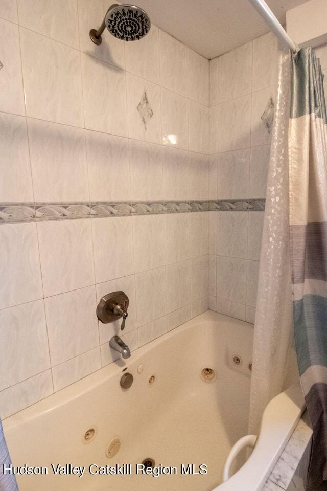 bathroom with shower / bath combo