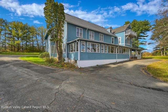 996 Dominican Ln, Saugerties, NY 12477 - view of front of house with a balcony