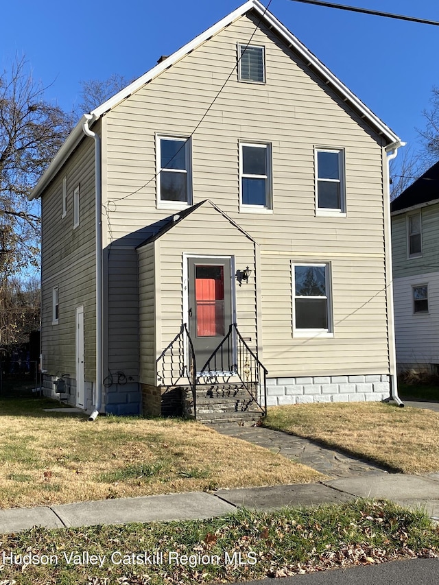 front facade featuring a front lawn