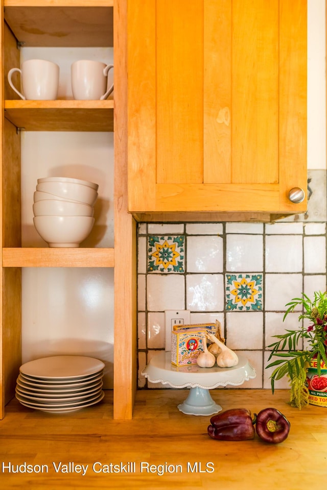 details featuring tasteful backsplash