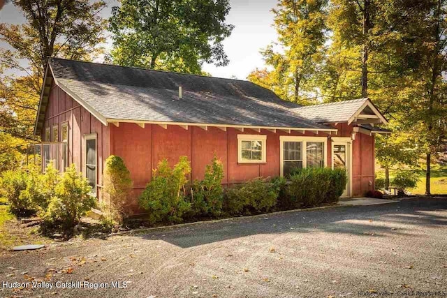 view of front of house featuring a shingled roof