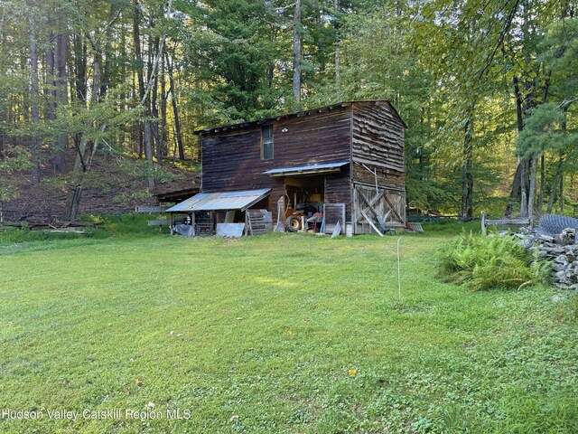 view of yard featuring an outbuilding