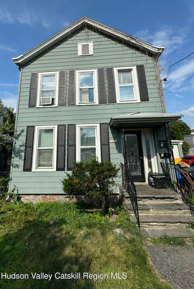 view of front of property with a front yard