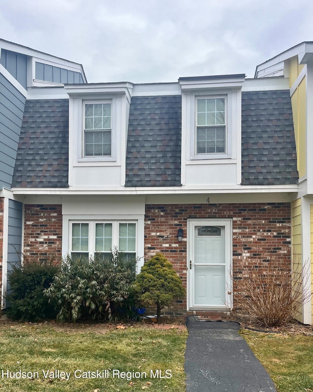 view of front of property with a front lawn