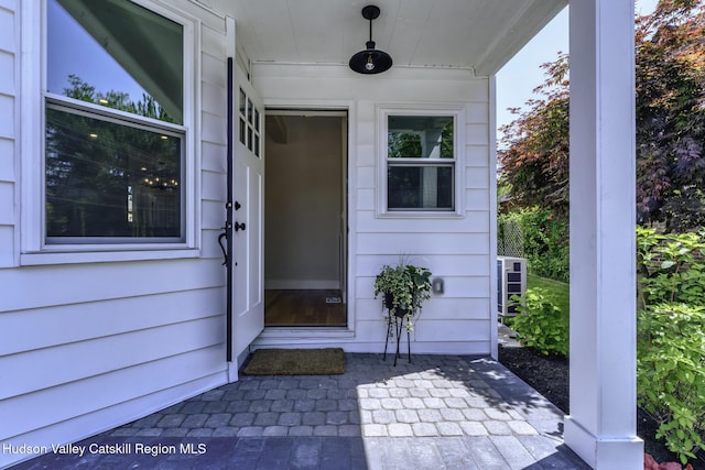 property entrance featuring ceiling fan