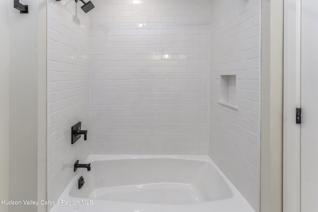 bathroom with tiled shower / bath