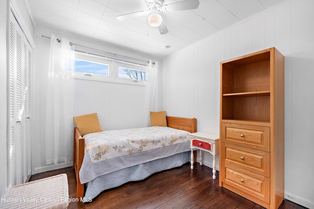 bedroom featuring a ceiling fan and dark wood-style flooring