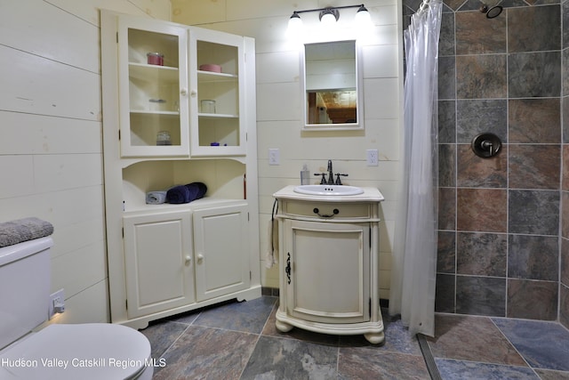 bathroom with a shower with curtain, vanity, and toilet