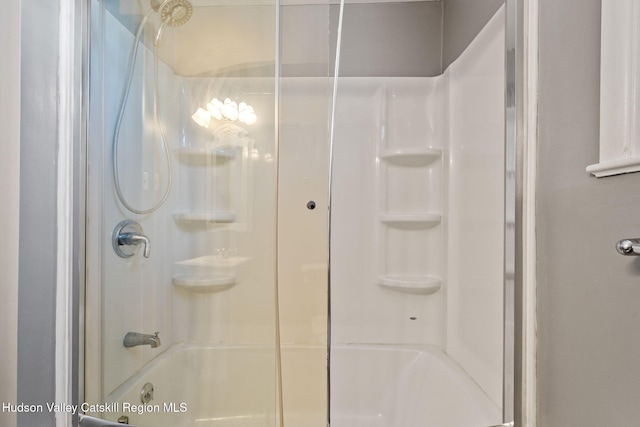 bathroom with enclosed tub / shower combo