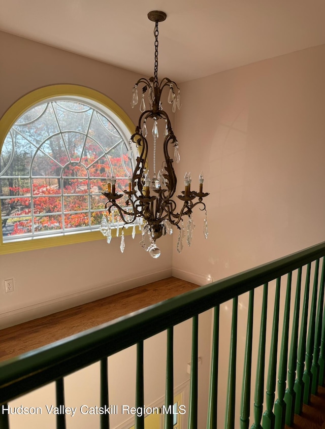 room details featuring a notable chandelier