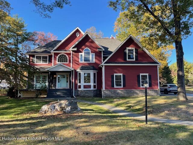 craftsman-style home with a front yard