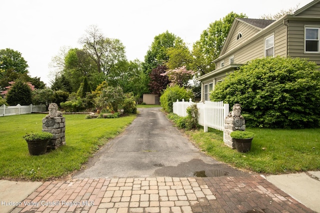 view of home's community featuring a yard