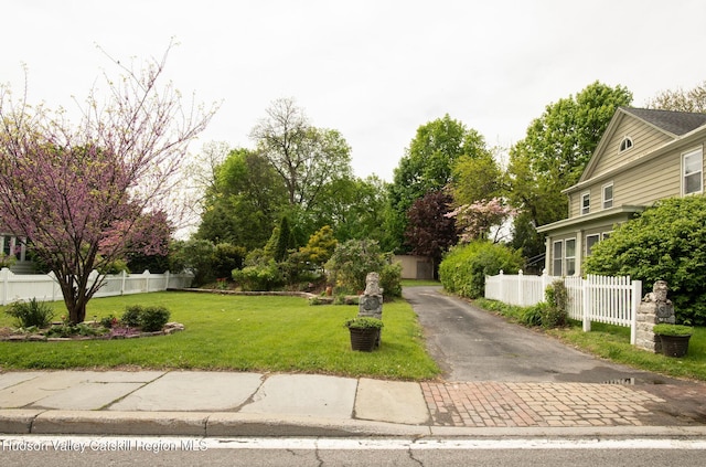 view of front of house featuring a front yard