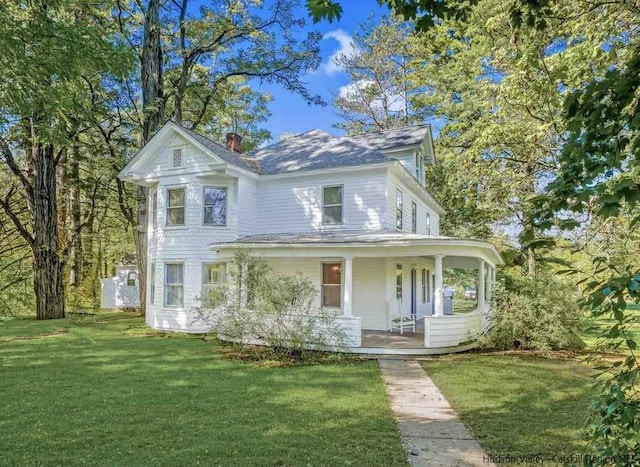 view of front facade with a front lawn and covered porch