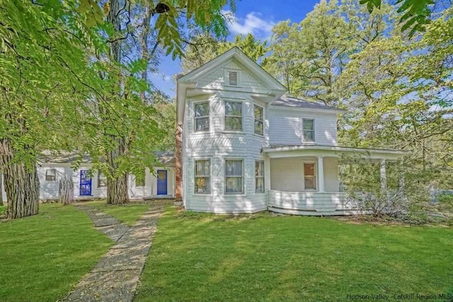 victorian house featuring a front lawn