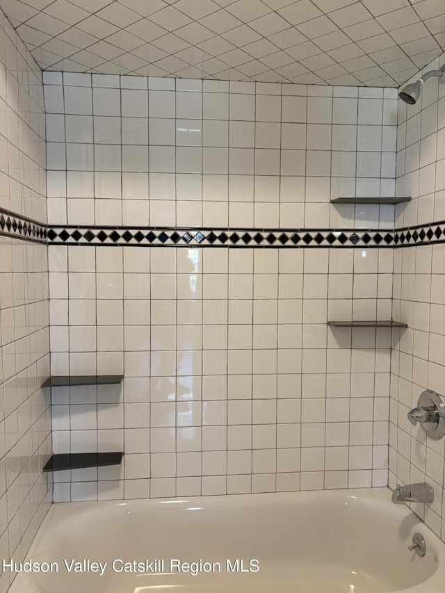 bathroom featuring tiled shower / bath