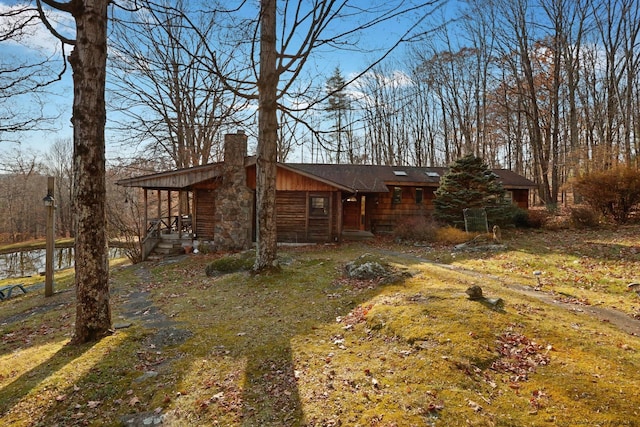 view of front of house with a front lawn