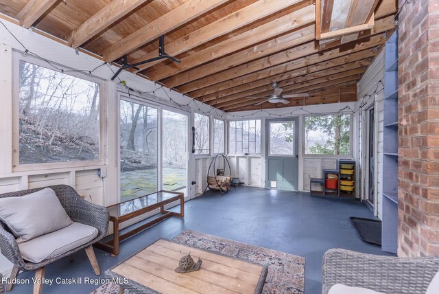 sunroom with ceiling fan