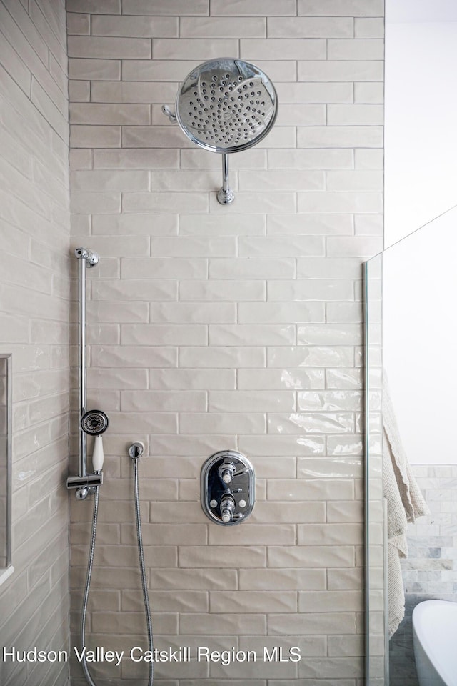 room details featuring tiled shower