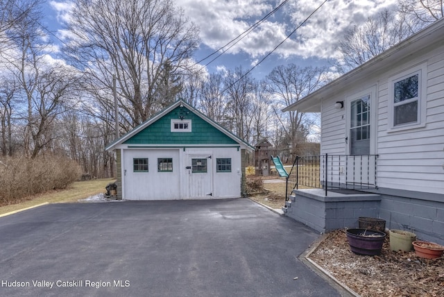 garage featuring aphalt driveway