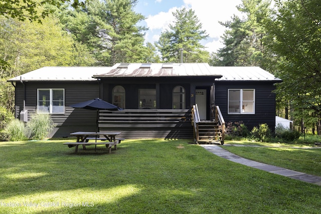 view of front of home featuring central AC unit and a front yard