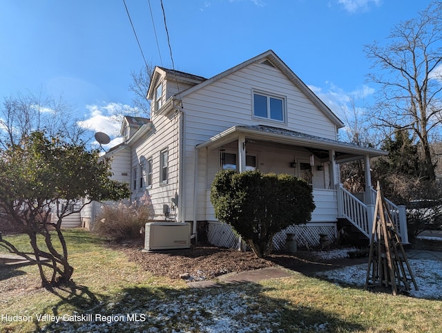 view of front facade with covered porch and a front yard