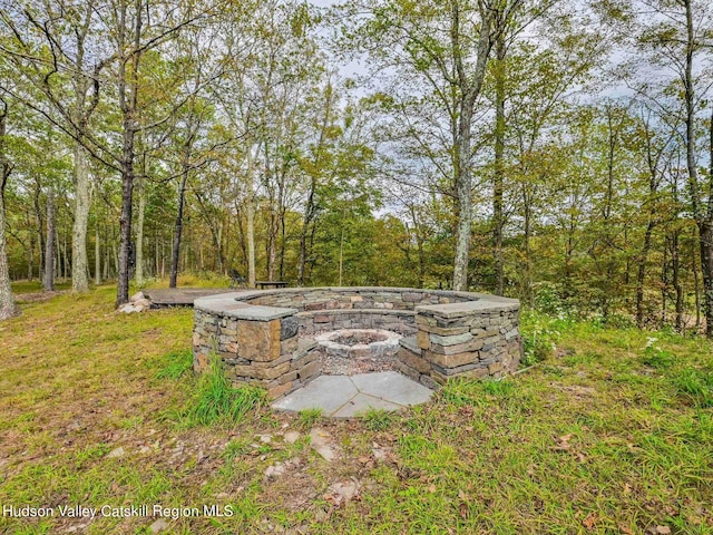 view of yard featuring an outdoor fire pit