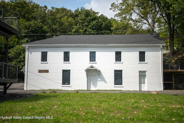 view of front of property featuring a front lawn