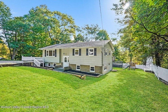 view of front of house featuring a front yard