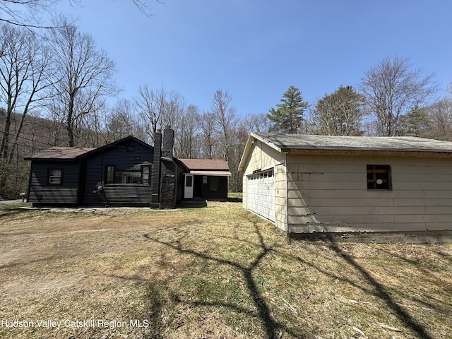 view of yard with an outdoor structure and a detached garage