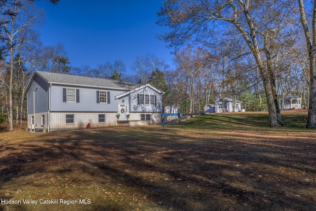 view of front facade featuring a front yard