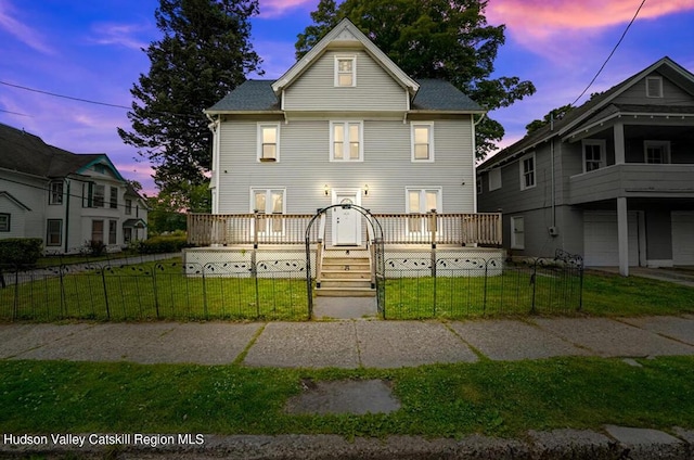 view of front of property featuring a lawn